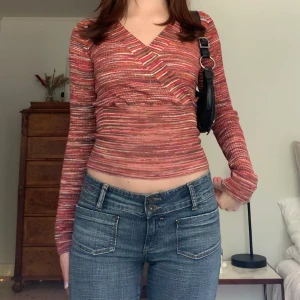 Mönstrad tröja - Cool flerfärgad strechig tröja som går lite omlott framtill, från märket Zoul! Har en väldigt snygg passform 💛