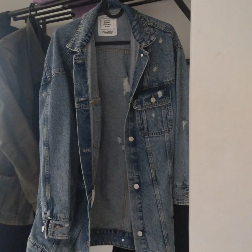 Säljer min jeans jacka från pull och bear köpt för ca 4 års sedan men hängt i garderoben. Knappt använd. . Jackor.