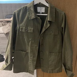 Overshirt  - Säljer denna fina overshirten som knappast är använd. Storlek 34 men är som en 36