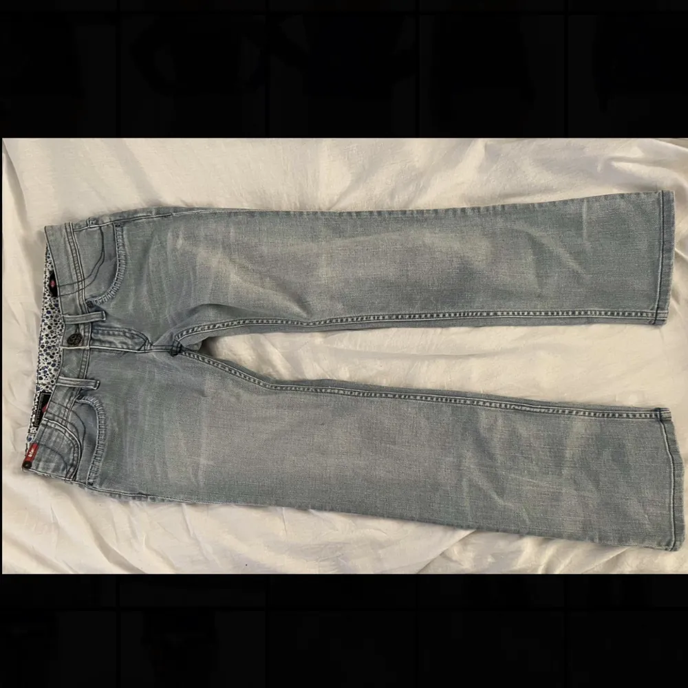 Jättefina jeans med lågmidja.  Förkorta & små för mig därav ingen bild med dem på.  Midjemått 36 tvärs över Innerbenslängden 74  Jag är 166 cm. Jeans & Byxor.