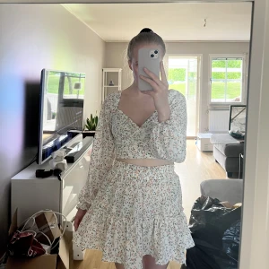 Blommigt set - Oanvänt set. Från Shein, strl S. Dragkedja bak på toppen. 