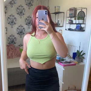 Linne - Säljer denna sjukt söta top då den inte kommer till andväning längre, rätt kort och jag får underboob visning vilket jag inte gillar. Köparen står för frakten.