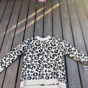 Stickad tröja  - En fin stickad tröja, inga defekter! 