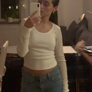 Vitlångärmad tröja  - En jätte fin vit långärmad tröja från newyorker 