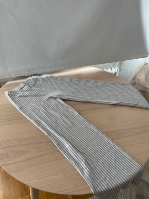 Byxor från NAKD - Randiga byxor från Claire Rose kollektion för NAKD. Lite dassiga nertill, se bild. 