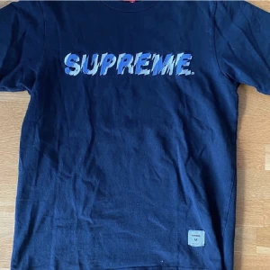 Supreme t shirt - Skön supreme t shirt som nypriset ligger runt 1500 säljer för att den är lite stor. Det är en väldigt unik modell som är svår att hitta med ett bra pris. Hör av er om frågor