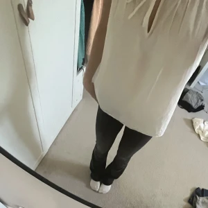 G-star jeans - Intressekol på mina älskade lågmidjade flared g-star jeans! Knappt använda pga att de är lite små!🫶🏻⭐️😋skriv privat för fler frågor eller bilder! Köparen står för frakt!💗nypris 1195