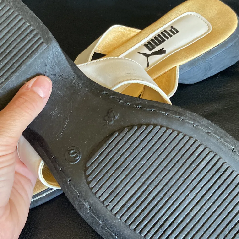 Söta nätta sandaler köpta secondhand, smått använda men knappt! Sulan är superfräsch och likaså undersidan. Storlek 40, innersulan mäter 26,2 cm mätt med skomätare. . Skor.