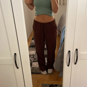 Linnebyxor  - Bruna linnebyxor från BikBok i storlek S är 167cm o de sitter perfekt. Mycet bra skick. Köparen står för frakten.