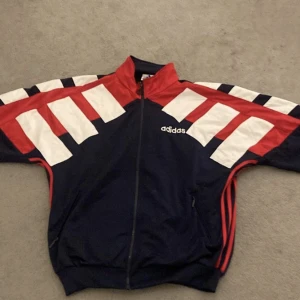 ADIDAS TRACK TOP - tja! en nice fin adidas tracktop sparsamt använd. inga defekter. 
