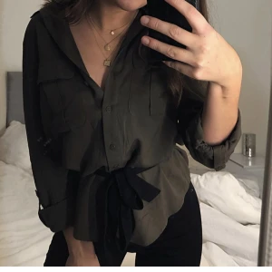 Skjorta - Blus/skjorta. Det svarta bältet i midjan följer inte med