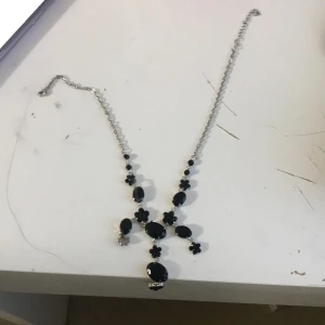 Halsband - Ett vackert halsband som är i perfekt skick