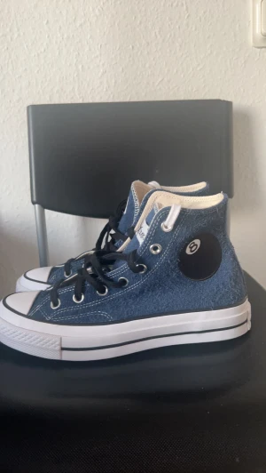 Stussy x Converse Chunk Taylor 70 High - Helt nya bara provade en gång så helt fläckfria. Ny pris ligger på 2500-3000kr. För mer bilder skriv i dm. (OBS) Har ingen box som skorna kommer med. 