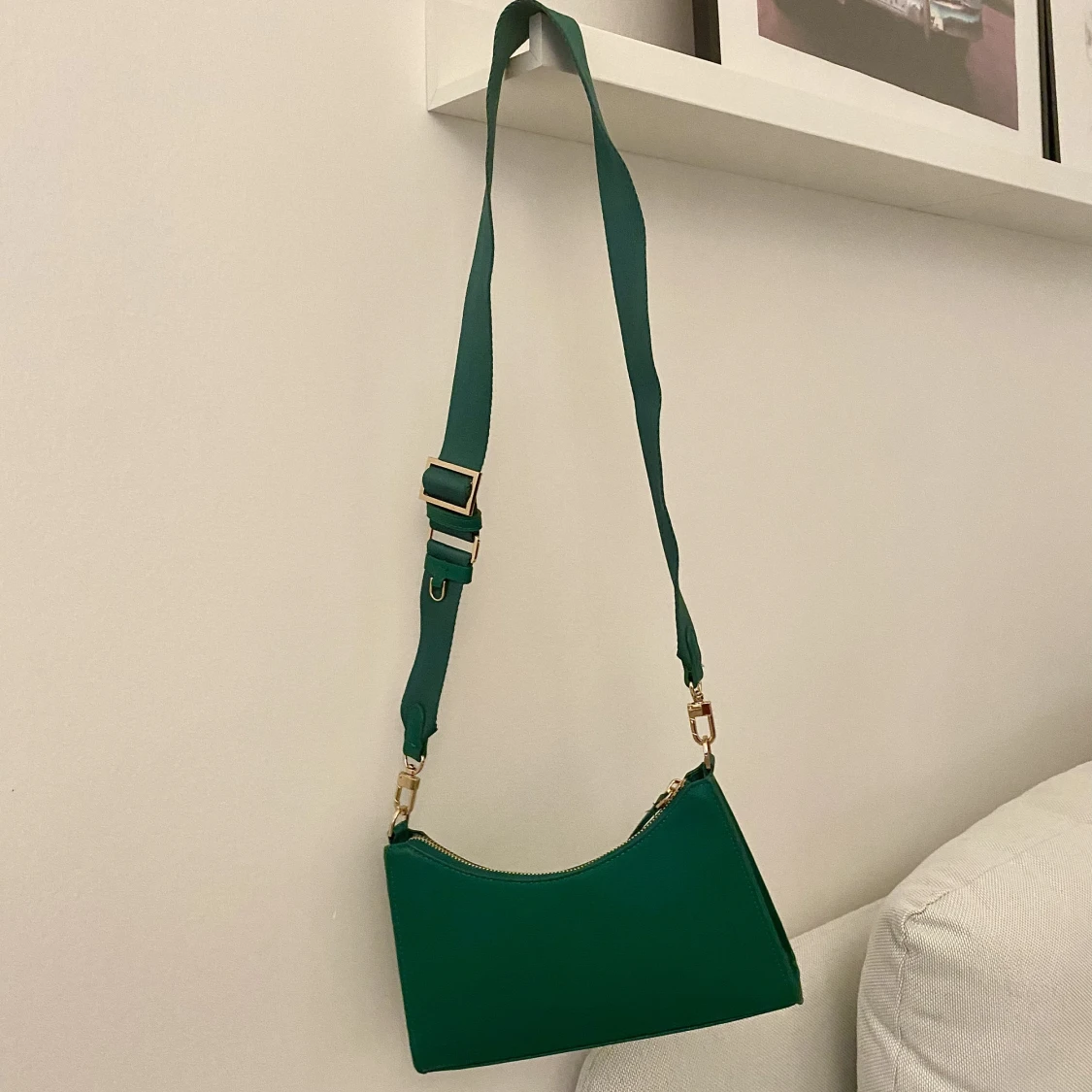 Axelremsväska grön med gulddetaljer - 90