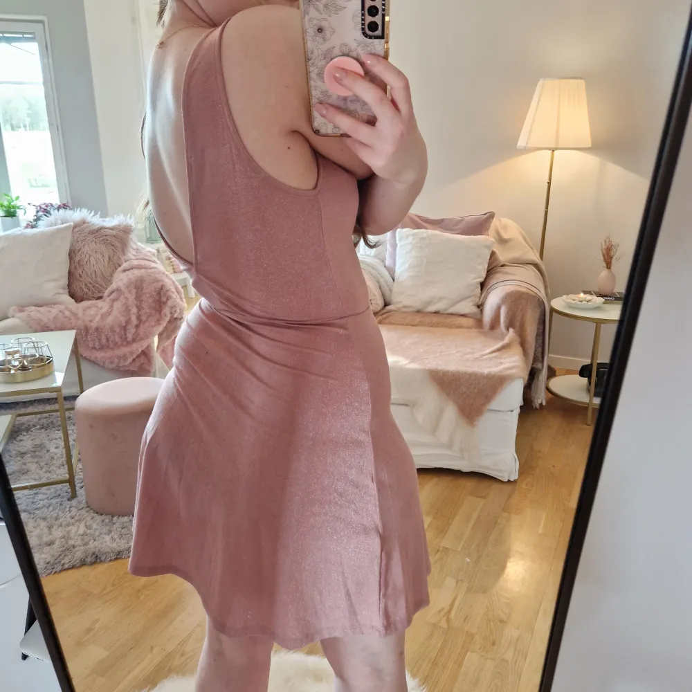 En klänning från H&M, rosa med lätt glitter. Urringning i ryggen, så snygg att vända på om du vill ha urringning fram istället. Bara 30 kr! Kika in mina andra plagg jag säljer, 3 FÖR TVÅ PÅ ALLT och fri frakt vid köp av minst 250 kr, kontakta mig då🦋. Klänningar.