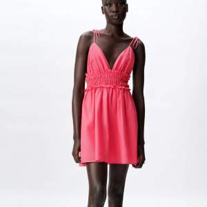 rosa klänning från zara! knappt använd 💕 slutsåld 🥰