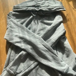 Nike zip-tröja - Är i bra skick. Om du vill ha fler bilder kontakta mig.