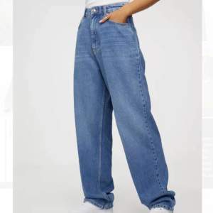 Jeans från Gina tricot i modellen ’90’s oversize’. Nya med lappar kvar, nypris: 599:-. Innerben: ca 78cm. Slutsålda på hemsidan. Frakt tillkommer.