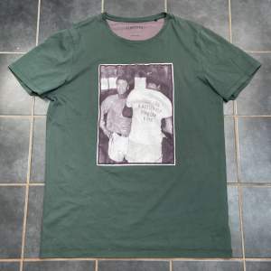 Limitato t-shirt Muhammed Ali, storlek L, skick 8/10, nypris: 1500 mitt pris 600