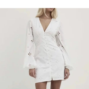 Nakd klänning - Superfin vit nakd klänning med lappen kvar, nypris 599💕 slutsåld på hemsidan 