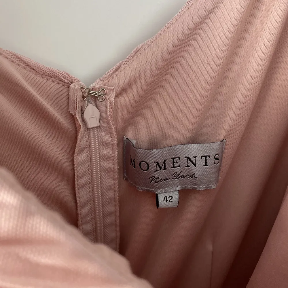 Maxiklänning från Bubbleroom ”Moments New York” i storlek 42. Färgen är precis som på bild 1. Har endast använts en gång och den är i nyskick. Nypris 999 kr. Den säljs inte längre. . Klänningar.