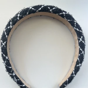 Fint diadem - Helt oanvänt, svart och vitt, lite glittrigt diadem, säljer då jag har så många🥰 jätte fint skick 