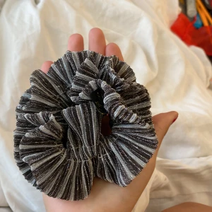 Scrunchie pico Vallgatan 12 - Scrunchie från pico, inköpt från  Vallgatan 12