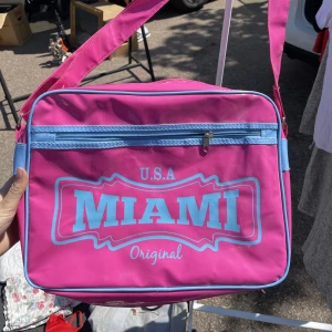 Rosa Miami väska - Jättefin rosa väska!