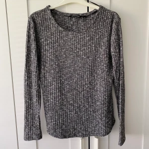 Stickad tröja KAPPAHL - Stickad tröja från Kappahl i storlek M. Den är i jättefint skick och jättebra kvalité!  