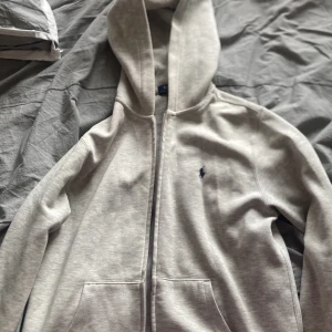 Zip hoddie - En hoddie