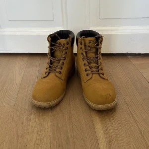 Fila kjängor, beige - Storlek 39, jättebra skick men en fläck på vänstra sko