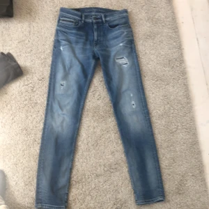 Calvin Klein jeans - Säljer nu mina calvin Klein jeans från nk. Byxorna satt perfekt på mig när jag va ca 170 så skulle säga S men passar även M .Dom har skön fit. Dom e som nya.Nypris ca 1000 o säljer dom för 550 pris kan diskuteras 