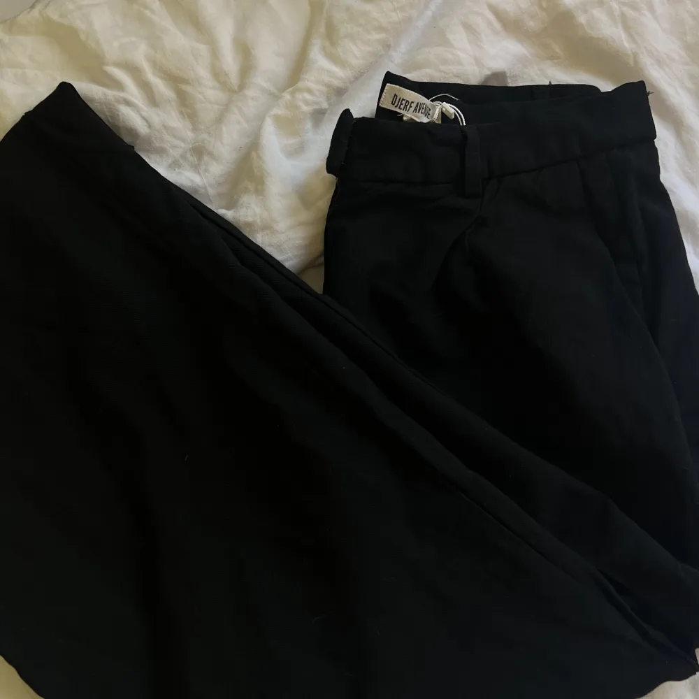 Svarta kostymbyxor från Djerf Avenue! Modellen Favorite Pants   Midja: 84 cm  Benlängd: 84 cm Totallängd: 100 cm. Jeans & Byxor.