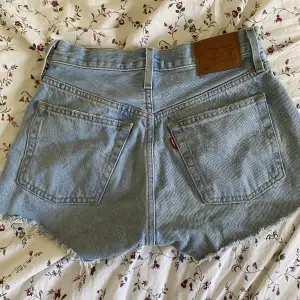 Säljer nu dessa så fina levi’s shorts köpa förra sommaren, endast använd några gånger. Säljer pga dom var lite stora på mig, strl: W26 pris kan diskuteras💘dom sitter midwaist Frakt:69kr