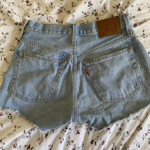 Levi’s shorts - Säljer nu dessa så fina levi’s shorts köpa förra sommaren, endast använd några gånger. Säljer pga dom var lite stora på mig, strl: W26 pris kan diskuteras💘dom sitter midwaist Frakt:69kr
