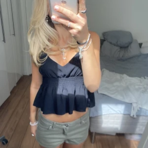 Sommartopp  - Säljer denna svarta sommartopp. Har knappt använt den så den är i fint skick. Har du någon fråga är det bara att höra av sig🫶🏻Direktpris 180kr
