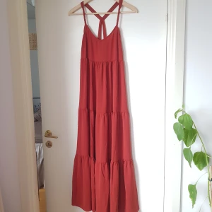 HELT NY! Långklänning - Helt ny, med prislapp kvar. Strl. 34. Franskt märke. Superfint fall och flätade detaljer. Inköpspris 39.90 EUR (ca 450 KR)