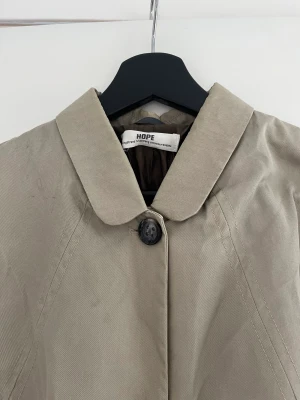 Trench coat från HOPE - Trench coat från HOPE. Välanvänd, med ett par fläckar. Nypris ca 3500kr