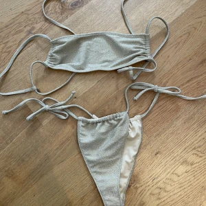 Bikini från adsgn - Guldig bikini som endast använts en gång och sen bara legat i garderoben.