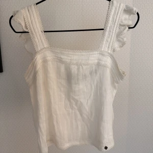 Vit topp - Jättefint linne med volangärmar🩷 knappt använt, passar xs/s