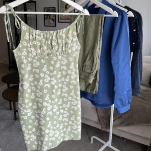 Blommig klänning - Superfin blommig klänning med knyten på axlarna. Från ett franskt märke. Använd endast en gång och därav superbra skick! Skicka dm för att se den på 🧡