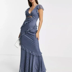 Klänning  - Säljer min superfina gamla balklänning! Endast använd vid ett tillfälle, strl 36! Köparen står för frakten :) 