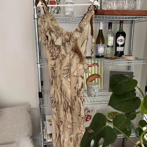 Långklänning - Säljer denna SUPERFINA klänning från Zara. Helt slutsåld på hemsidan🌸 Aldrig använd, i storlek M.