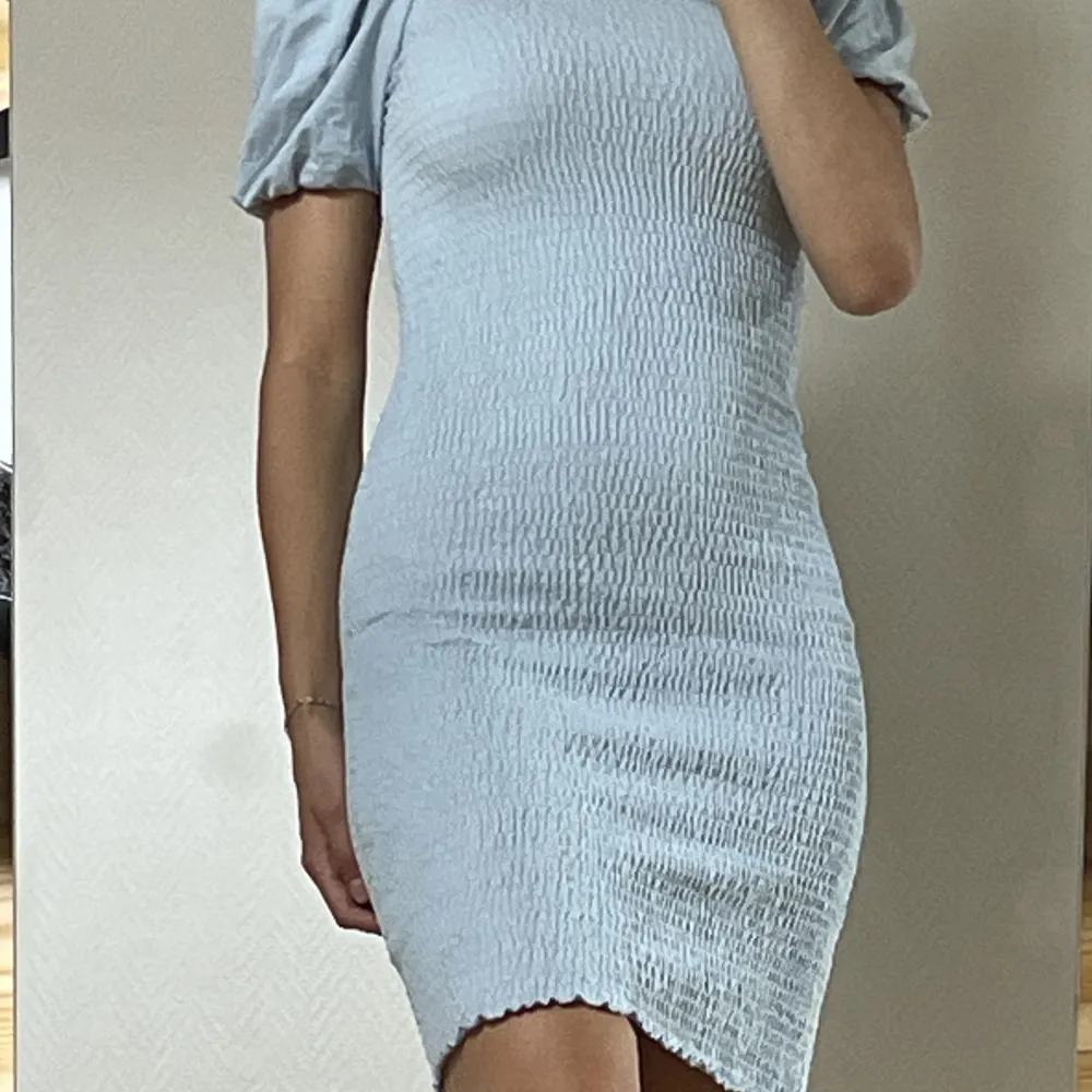 Säljer denna superfina ljusblå klänning från Gina. Den är använd ett fåtal fånger men är i jättebra skick. I stl S men är ganska stretchig.. Klänningar.