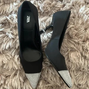 Zara klackar  - Klackar med glitter från zara! Aldrig använda men super fina 