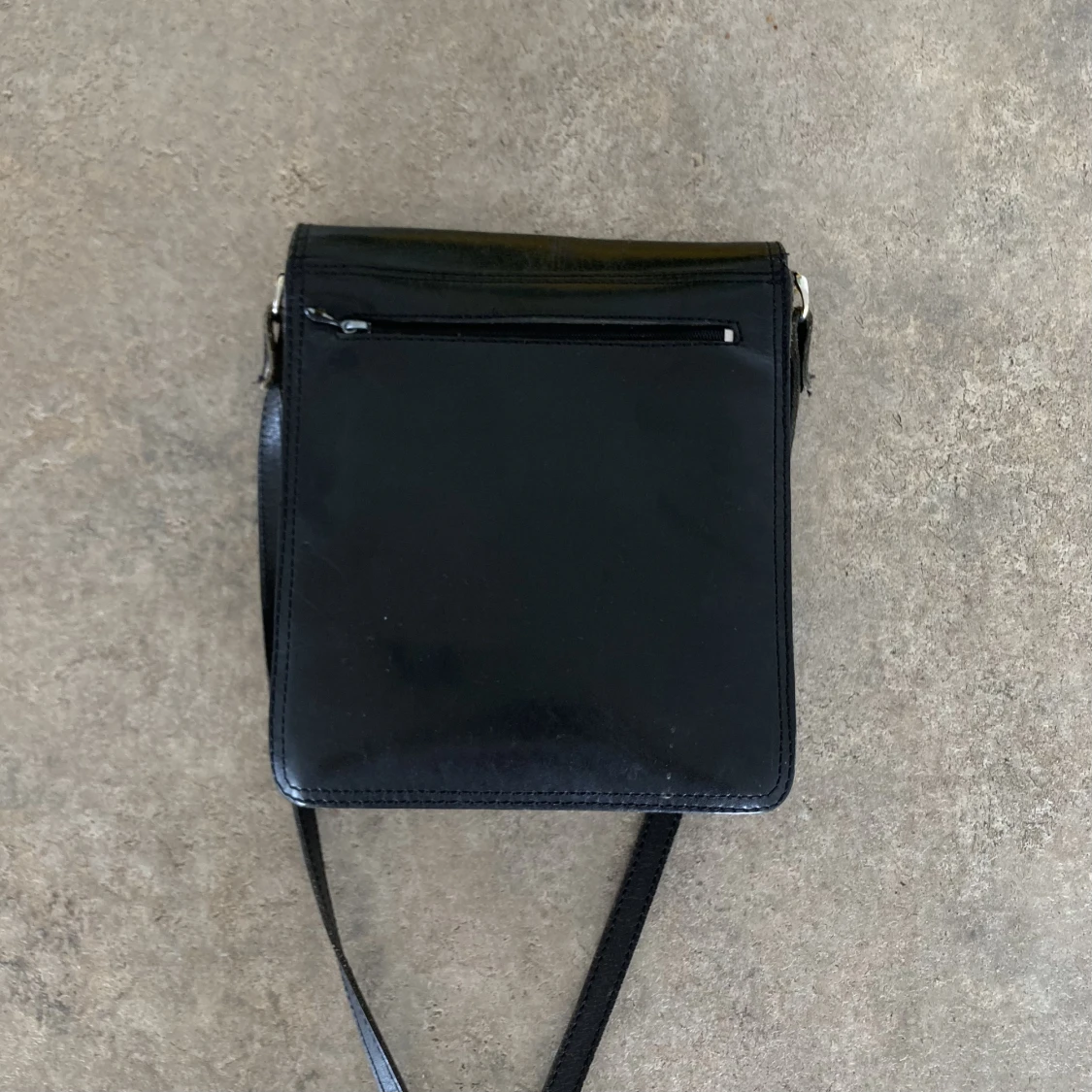 Svart axelremsväska  - 91