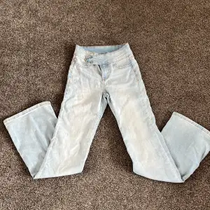 Säljer mina H&M bootcut jeans. Som är high waisted. Har använt dom Max 4 gånger. Säljer för att dom inte passar. Skriv vid intresse❤️👖