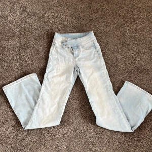 Bootcut low waist jeans - Säljer mina H&M bootcut jeans. Som är high waisted. Har använt dom Max 4 gånger. Säljer för att dom inte passar. Skriv vid intresse❤️👖