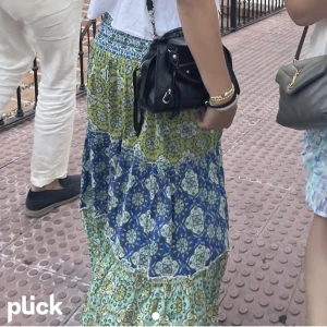 Slutsåld kjol från zara - Säljer den här slutsålda kjolen från zara! Använd typ 4/5 gånger och i jättefint skick. Storlek M men passar även mig som har storlek S ‼️klicka inte på köp nu innan jag har sagt att det är okej!!