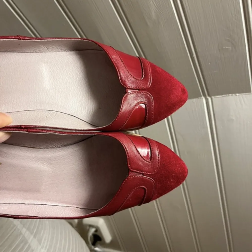 Säljer dessa röda ballerinaskor som är oanvända av mig men köpta second hand, de har vissa defekter men är generellt i bra skick.❤️‍🩹. Skor.
